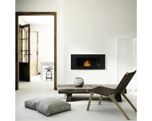 Living cu șemineu pe bioetanol, masă de lemn și scaun