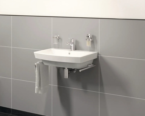 Chiuvetă ceramică cu robinet și suport pentru prosop pe perete cu gresie