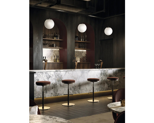 Imagine de interior a unui bar cu tejghea, scaune de bar și iluminat