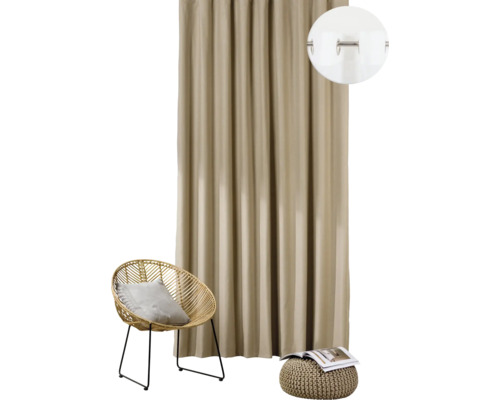 Șaluri decorative cu bandă universală, fotoliu și taburet într-o cameră