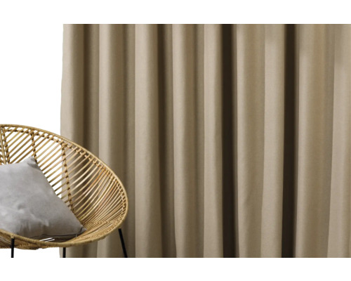 Șaluri decorative din țesătură în fața unui fotoliu din ratan