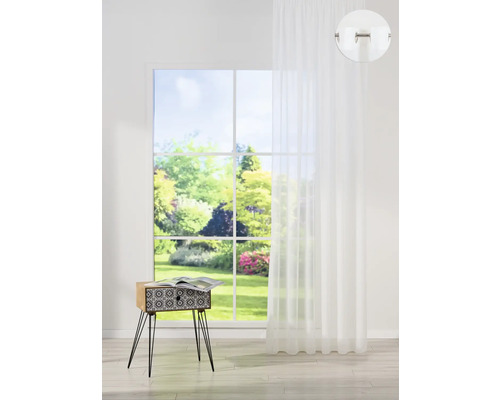 Fereastră cu draperie albă, transparentă și măsuță laterală
