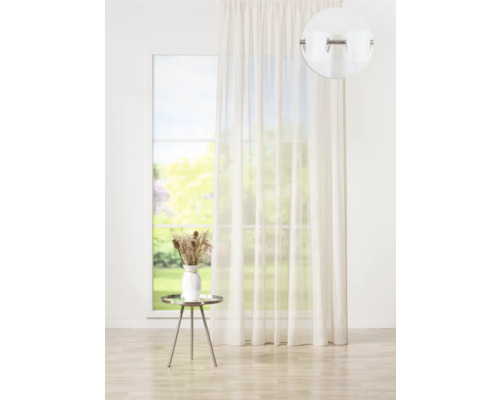 Cortină cu ochiuri în fața unei ferestre