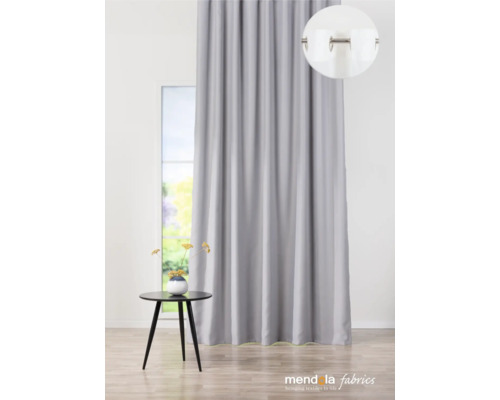 Perdea gri opacă în camera de zi