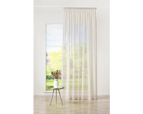 Fereastră cu perdea, masă și vază cu flori