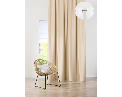 Cortină bej cu capse lângă un scaun de ratan într-o cameră luminoasă.