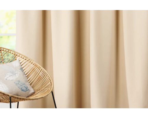 Șaluri decorative cu scaun din ratan și pernă în cameră