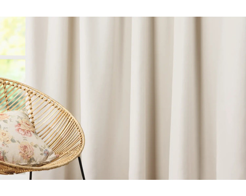 Șaluri decorative în fața ferestrei cu scaun de ratan și pernă