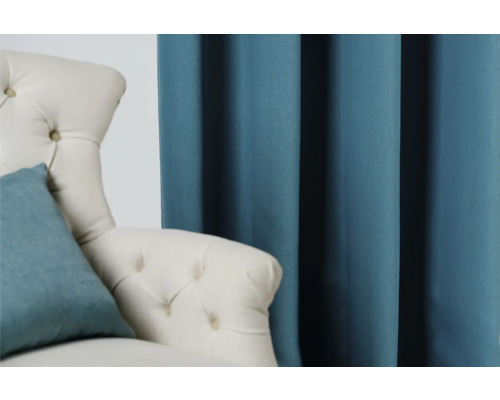 Scenă decorativă de locuit cu perdea și fotoliu