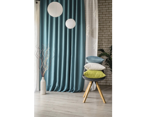 Interior decorativ cu perdele, perne și decorațiuni pe un scaun