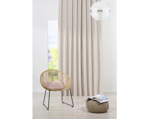 Camera de zi cu perdea, fotoliu și taburet