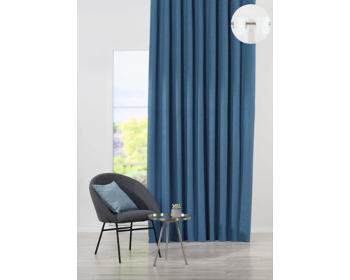 Draperie decorativă albastră lângă un scaun și o masă