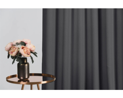 Scenă decorativă cu perdea, masă și vază cu flori