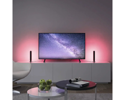 Cameră de zi cu televizor și două lămpi cu LED