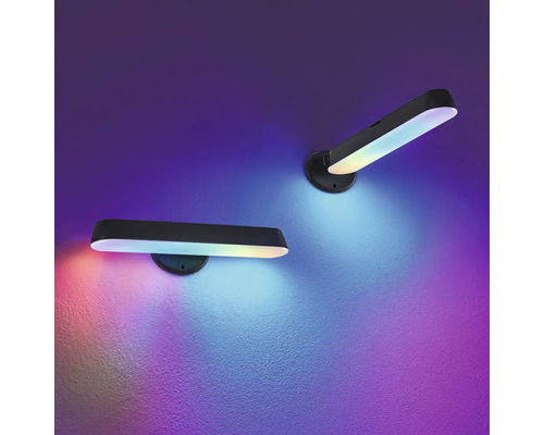 Două lămpi de perete cu iluminare LED pe un perete