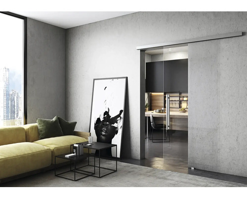 Cameră de zi cu ușă glisantă din sticlă, canapea și operă de artă