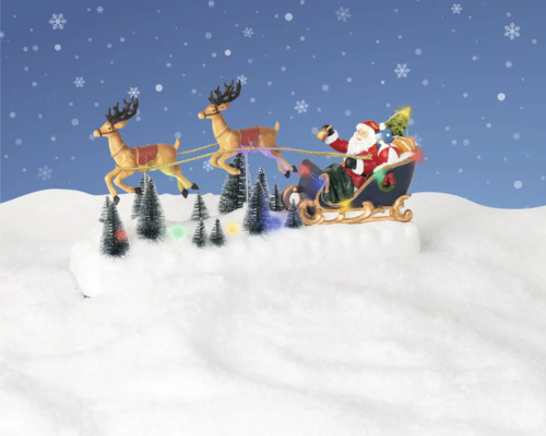 Moș Crăciun cu sania trasă de reni și brazi luminoși pe suprafață înzăpezită