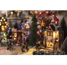 Scenă de sat de Crăciun cu figurine, copaci, carusel și magazin de cadouri