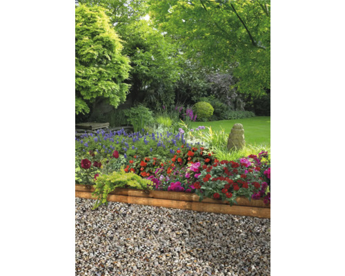 Grădină cu flori, pietriș și bordură de lemn