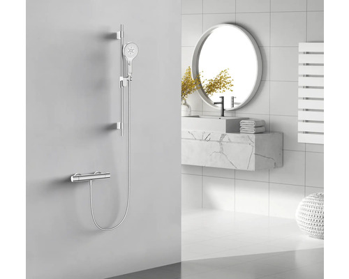 Baie cu set de duș, chiuvetă și oglindă