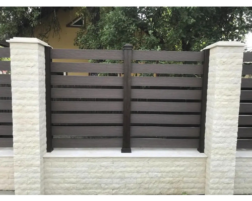 Gard din lemn cu stâlpi din piatră