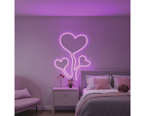 Dormitor cu lumină neon în formă de inimă pe perete