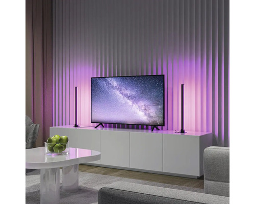 Cameră de zi cu televizor, bare de lumină și măsuță de cafea