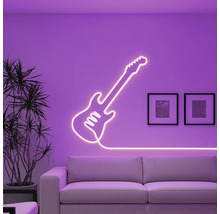 Lumină decorativă neon în formă de chitară pe perete deasupra canapelei