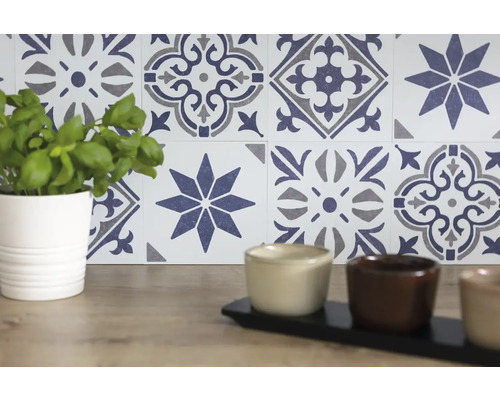 Placă decorativă autoadezivă Wall Tiles Jamila albastru 15,25x15,25 cm, pachet 6 buc. Placă decorativă autoadezivă Wall Tiles Jamila albastru 15,25x15,25 cm, pachet 6 buc.