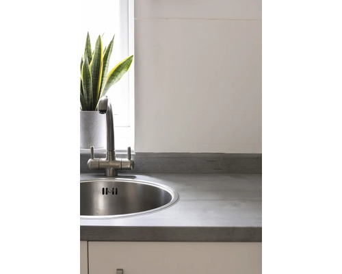 Chiuvetă de bucătărie din oțel inoxidabil cu baterie pe un blat