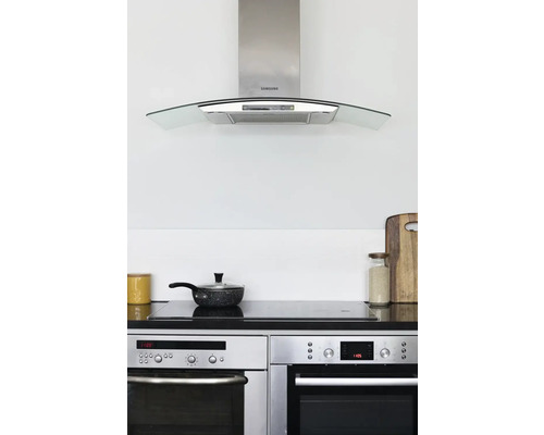 Scenă de bucătărie cu hotă, plită, oale și cuptoare pentru un design modern al bucătăriei