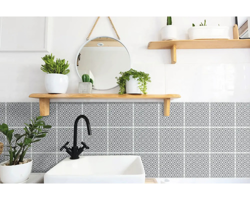 Placă decorativă autoadezivă Wall Tiles Lina gri 15,25x15,25 cm, pachet 6 buc. Placă decorativă autoadezivă Wall Tiles Lina gri 15,25x15,25 cm, pachet 6 buc.