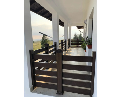 Balcon cu balustradă din lemn și vedere spre peisaj
