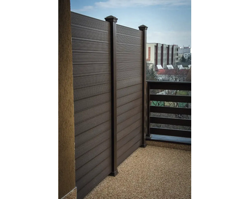 Balcon cu paravan de confidențialitate din lemn