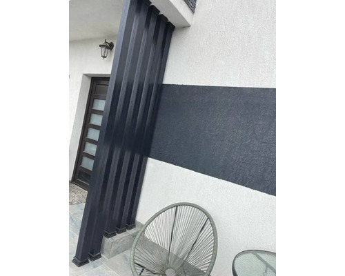 Vedere exterioară a unei case cu fațadă și mobilier de grădină