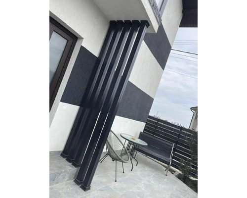 Exteriorul unei case cu paravan, masă și bancă