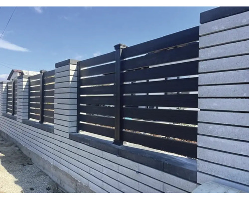 Gard viu cu elemente de gard și stâlpi de gard din piatră