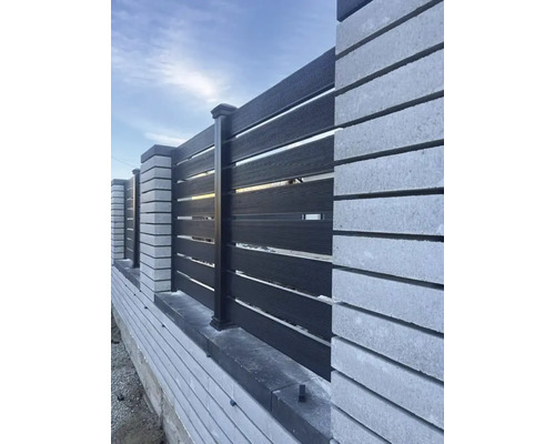 Vedere grădină cu gard din elemente WPC și stâlpi de piatră