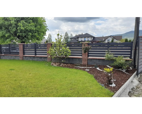 Vedere grădină cu gard modern din piatră și metal