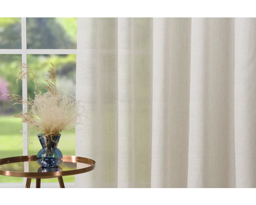 Cortină decorativă pentru fereastră cu aranjament de plante pe o măsuță