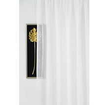 Draperie albă în fața decorațiunii de perete
