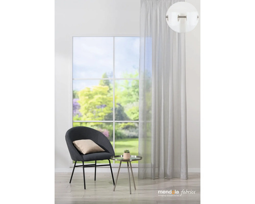 Scenă cu fereastră, perdea transparentă, fotoliu și măsuță laterală