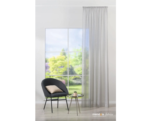 Scenă cu fereastră, perdea, scaun și măsuță laterală pentru design interior