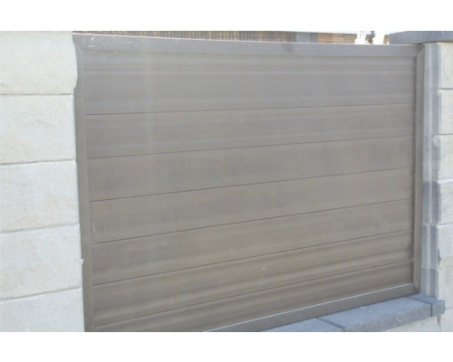 Gard de grădină din plastic între doi stâlpi de piatră