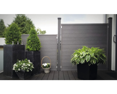 Terasa cu paravan de intimitate și jardiniere