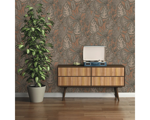 Cameră de zi decorativă cu tapet cu model, comodă, plantă și pick-up