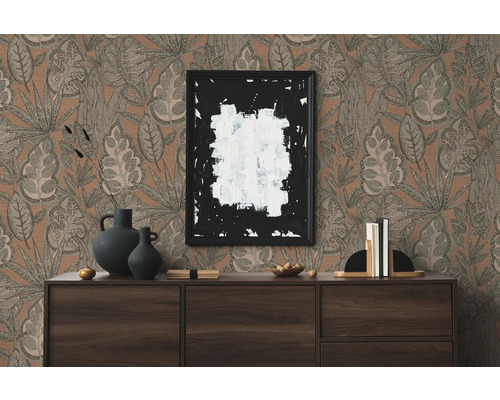 Cameră de zi cu comodă și tapet cu model floral