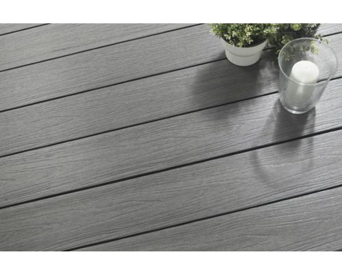 Scânduri de terasă gri cu plantă în ghiveci și lumânare