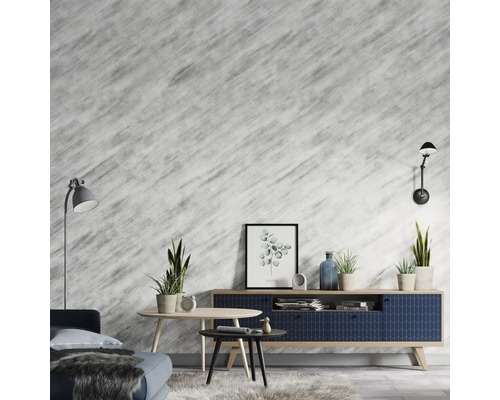 Cameră de zi cu canapea, masă, comodă, plante de interior și lămpi de perete