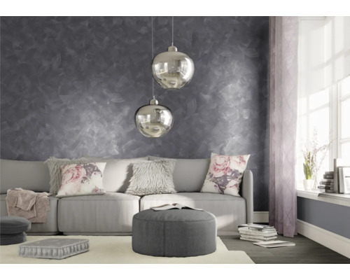 Living cu decor de perete gri, canapea, perne și lămpi suspendate